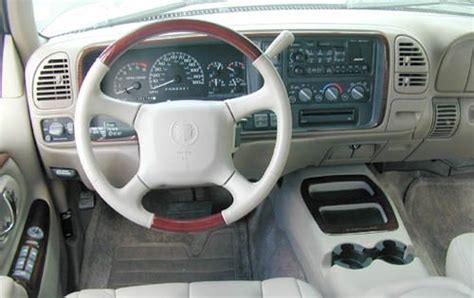 2000 Cadillac Escalade Pictures - 18 Photos | Edmunds