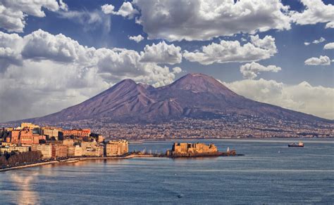 Naples heading for ‘large volume eruption’