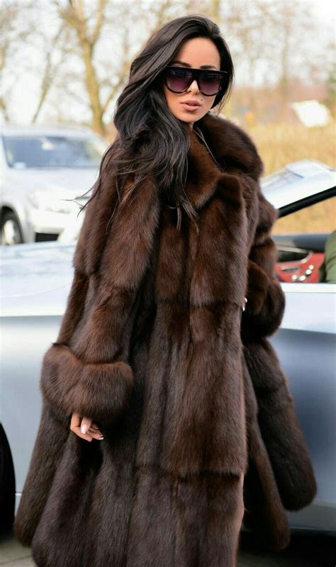 Pin by Doris on ABRIGOS,CHAQUETAS Y BELLAS ESTOLAS!!! | Sable fur coat, Fur street style, Fur ...