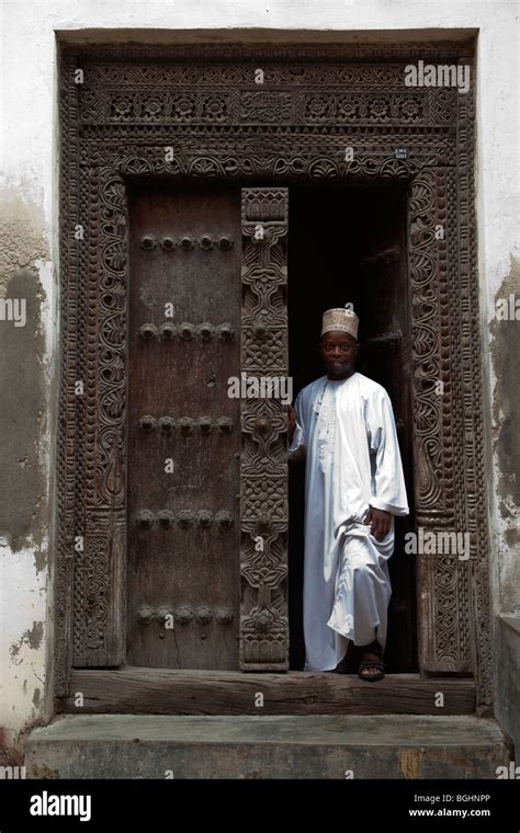 Man traditional kanzu kofia hi-res stock photography and images - Alamy