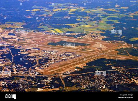 runway approach shot Helsinki Airport (AKA Helsinki-Vantaa Airport ...