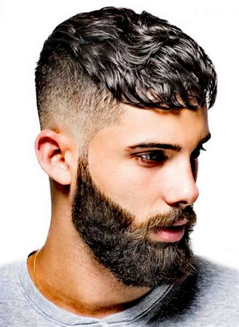 Corte de chico degradado con la parte de arriba más larga y barba. Mens ...