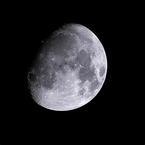 81% Waxing Gibbous Moon December 18th https://ift.tt/2QFA1B3 Waxing Gibbous, Beautiful Moon ...