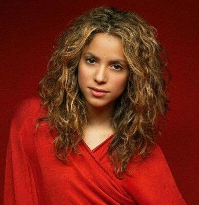 Shakira in red | Shakira hair, Shakira, Cool hairstyles