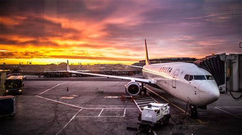 Download wallpaper: Delta Aircraft on JFK Airport 2560x1440