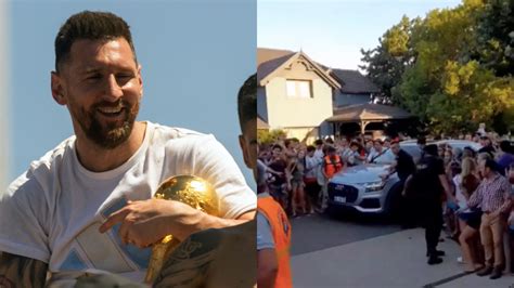 Lionel Messi es recibido por una multitud de fans a su llegada a ...