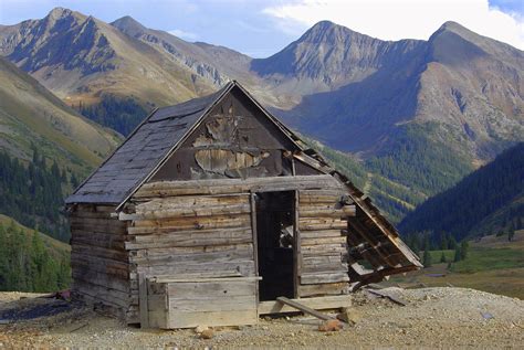 A log cabin with mountain views - Handmade Houses with Noah Bradley