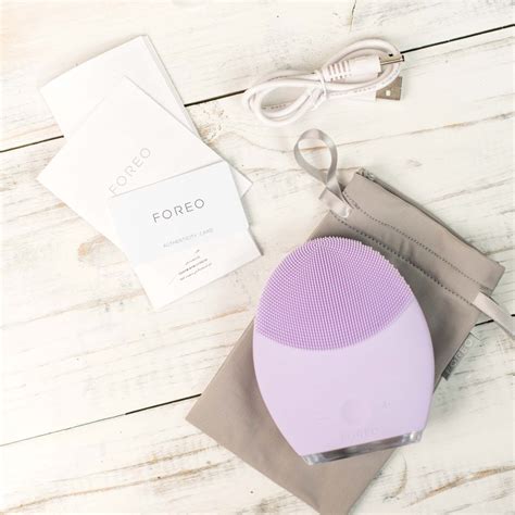 FOREO LUNA 2 Review | How Does It Compare to the Original LUNA? - Jessoshii