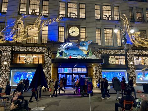 New York City’s Holiday Windows: The Gift That Keeps On Giving – The ...