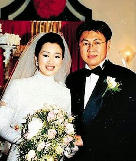 After divorcing husband Ooi Hoe Soeng, Chinese actress Gong Li is dating a mystery man.