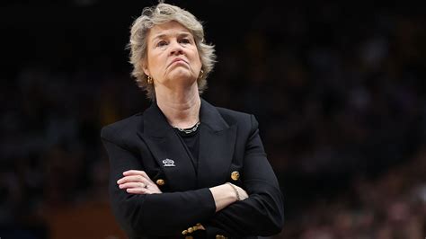 Iowa's Lisa Bluder shrugs off 'bar fight' comment despite Dawn Staley's frustration | Fox News