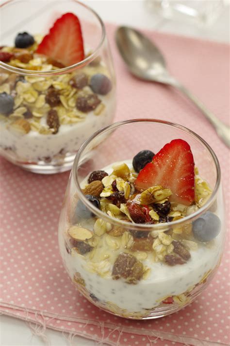 Cinco Quartos de Laranja: Copinhos de iogurte com muesli e fruta fresca