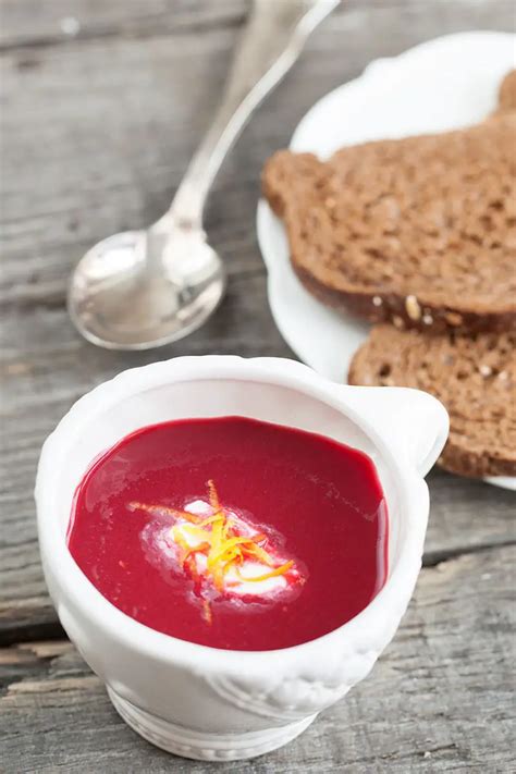 Red beet soup - ohmydish.com