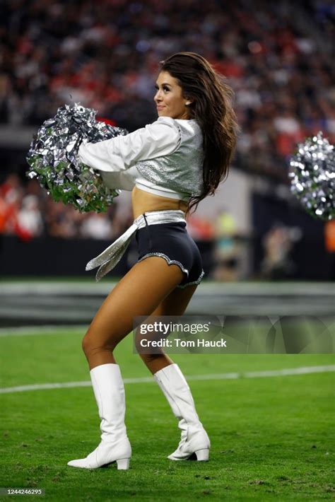 Las Vegas Raiders cheerleaders cheer against the Kansas City Chiefs ...