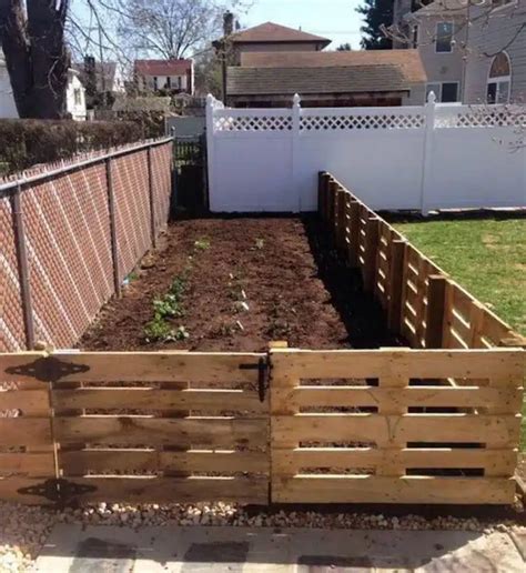 10 Impressive Pallet Fence Ideas Anyone Can Build