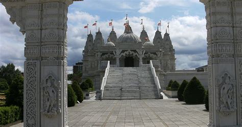 Shree Swaminarayan Mandir in London, UK | Sygic Travel