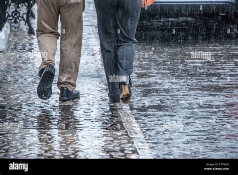 2 people walking in the rain Stock Photo: 69999919 - Alamy