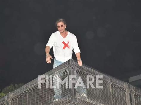 Shah Rukh Khan makes a second appearance at Mannat on his birthday ...