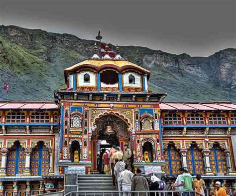 Badrinath Temple: यहां स्थापित है विष्णु जी की स्वयं प्रकट प्रतिमाओं ...