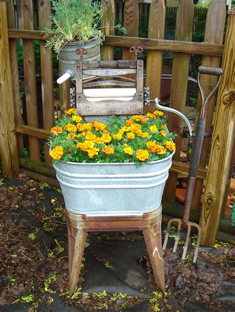 25+ Ways To Turn Your Old Furniture Into A Fairytale Garden ...