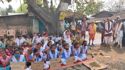 School children in Odisha’s Sundargarh district protest pollution by coal trucks | Latest News ...