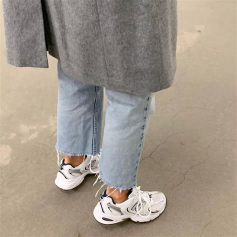 Minimalist Winter Outfit Idea: Grey Coat, Raw-Hem Jeans, and New Balance Sneakers | Sneakers ...