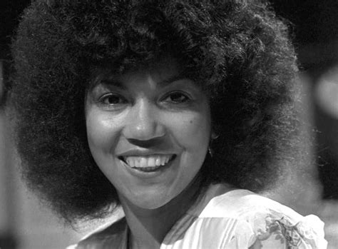 Linda Lewis, singer with five-octave range, dies aged 72 | NewsChain