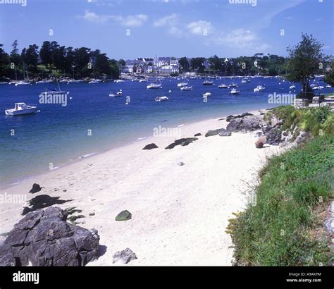 SANDY BEACH BENODET VILLAGE RIVER ODET BRITTANY COASTLINE FINISTERE FRANCE Stock Photo - Alamy