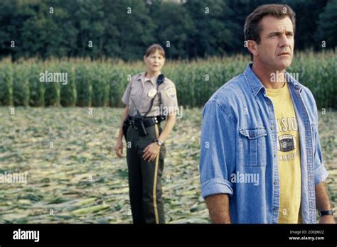 Mel gibson signs 2002 hi-res stock photography and images - Alamy