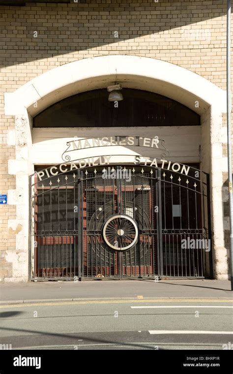 Piccadilly Railway Station in Manchester Stock Photo - Alamy