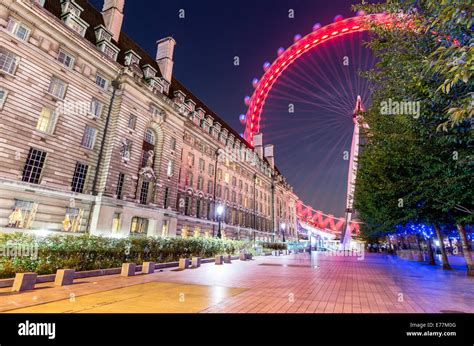 London embankment at night hi-res stock photography and images - Alamy