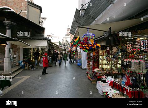 Tourist souvenir shops near the famous attraction the Rialto Bridge Ponte di Rialto, Venice ...