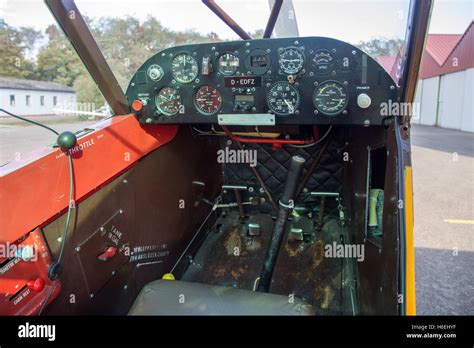 Bremgarten, Deutschland - 22. Oktober 2016: Cockpit-Ansicht eines klassischen Piper Cub ...