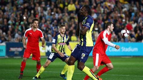 WATCH: Usain Bolt gets huge reception from fans as he makes Central Coast Mariners debut - Eurosport