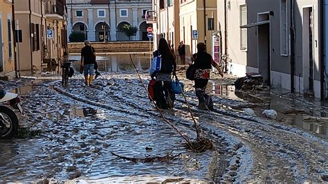 Alluvione nelle Marche con morti e feriti: «Una situazione apocalittica»