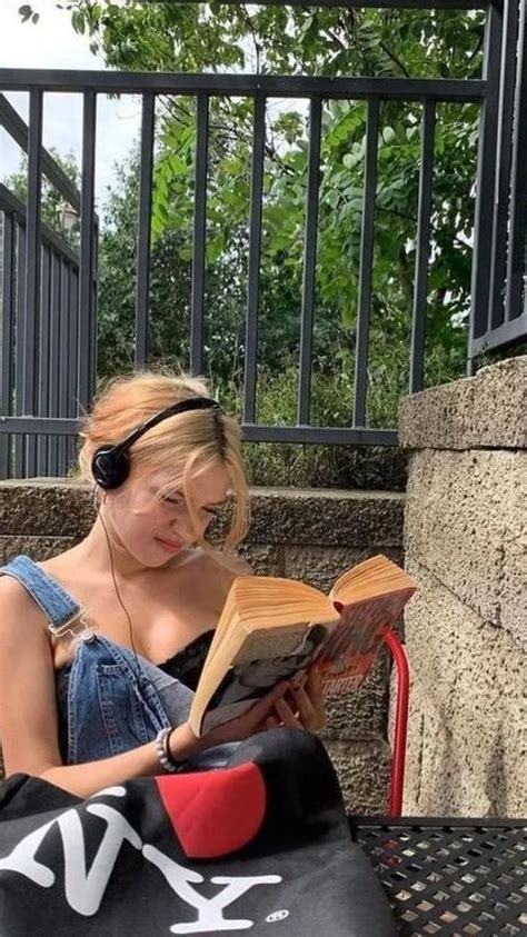 girl reading aesthetic | girl reading outside aesthetic