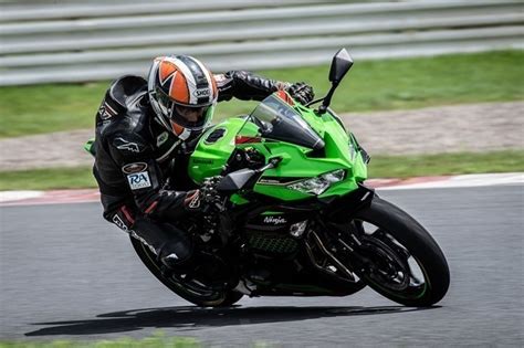 2020 KAWASAKI NINJA ZX-25R Review [With Test Ride Video] | Webike News