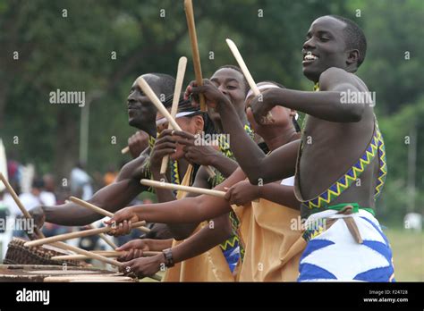 Burundi traditional dancers entertain guests Stock Photo - Alamy