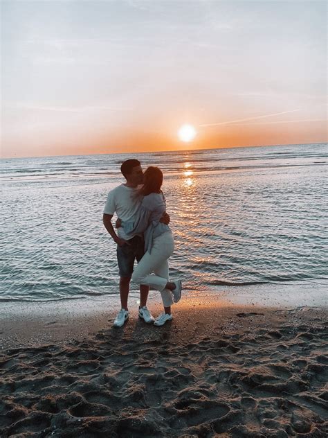 Sunset lovers | Couple beach pictures, Beach pictures, Sunset beach pictures