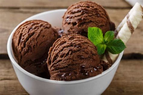 How To Make "ITALIAN CHOCOLATE GELATO" - MANGIA MAGNA | Ricette, Gelato al cioccolato, Dessert ...