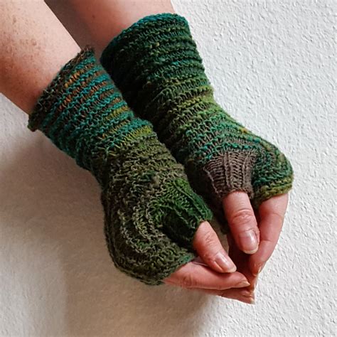 Knitting and so on: Hexagon Mitts in Two Colours