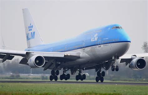 Landing of a Boeing 747-400 photo & image | documentary & journalism, planepictures, landing ...