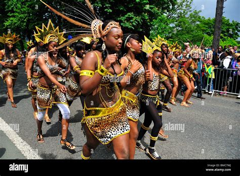 Luton Carnival Ghana Ashanti Kingdom dancing girls 2010 Stock Photo - Alamy