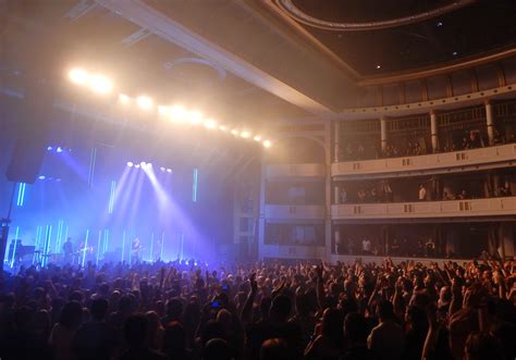 Review: Queens of the Stone Age bust moves, get mighty loud at the ...