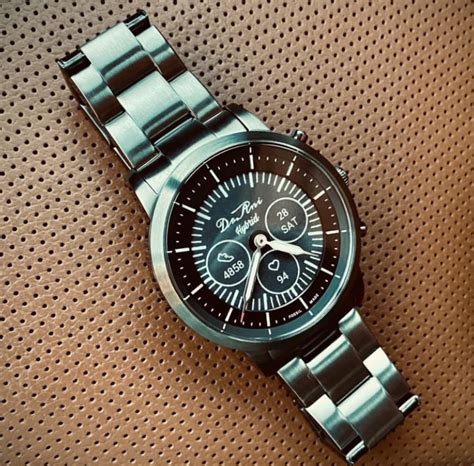 Any idea where to find this watch face? Photo from fossil.com reviewer. : r/FossilHybrids