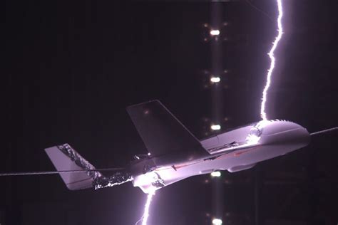 Esitellä 69+ imagen lightning airplane - abzlocal fi