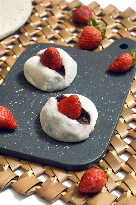 Strawberry Mochi - Jaja Bakes - jajabakes.com