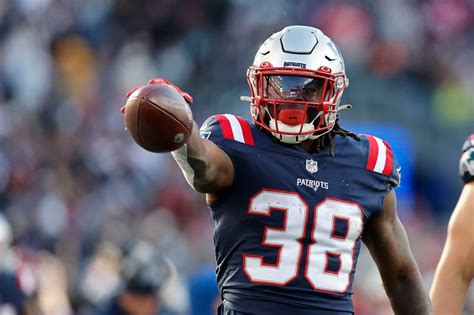 Rhamondre Stevenson hits 1,000-yard mark, first Patriots RB to do it in 7 years - masslive.com