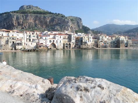 Cefalu vue du bord de plage, Sicile. Cefalú Destinations, Sicily, Places To Visit, Canal ...