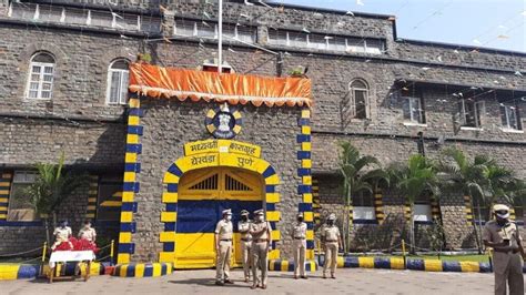 Pune yerwada jail : येरवडा कारागृहात कैद्यांमद्धे हाणामारी; अंडरट्रायल कैद्यावर शस्त्राने वार ...